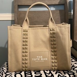Like new “The Tote Bag” by Marc Jacobs in Nude color.